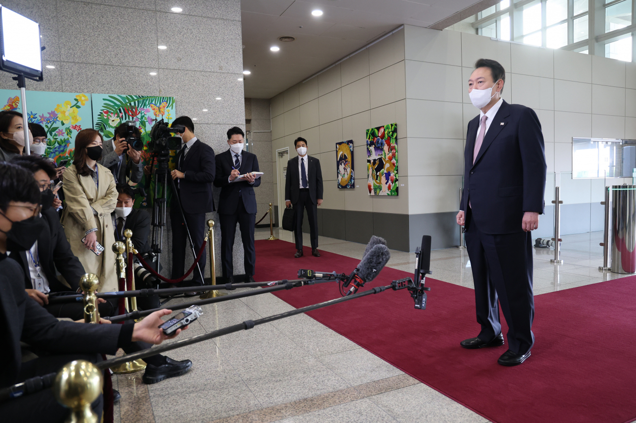 윤석열 대통령이 28일 오전 서울 용산 대통령실 청사로 출근, 취재진의 질문에 답하고 있다. [연합]