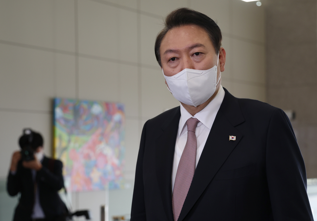 윤석열 대통령이 28일 오전 서울 용산 대통령실 청사로 출근, 야권발 '한동훈 술자리' 의혹 등과 관련한 취재진의 질문에 답하고 있다. [연합]