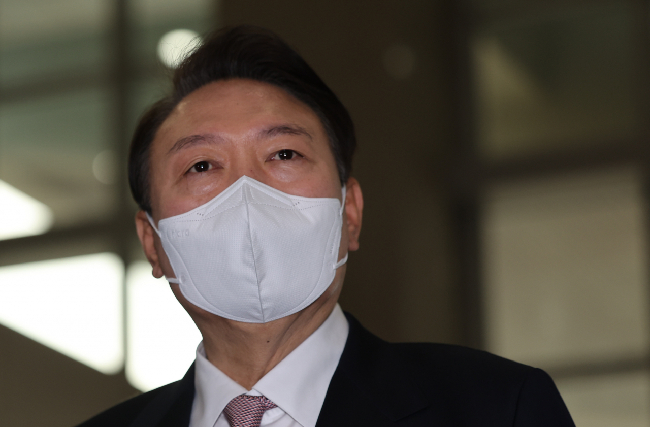 윤석열 대통령이 28일 오전 서울 용산 대통령실 청사로 출근, 현안과 관련해 발언을 하고 있다. [연합]