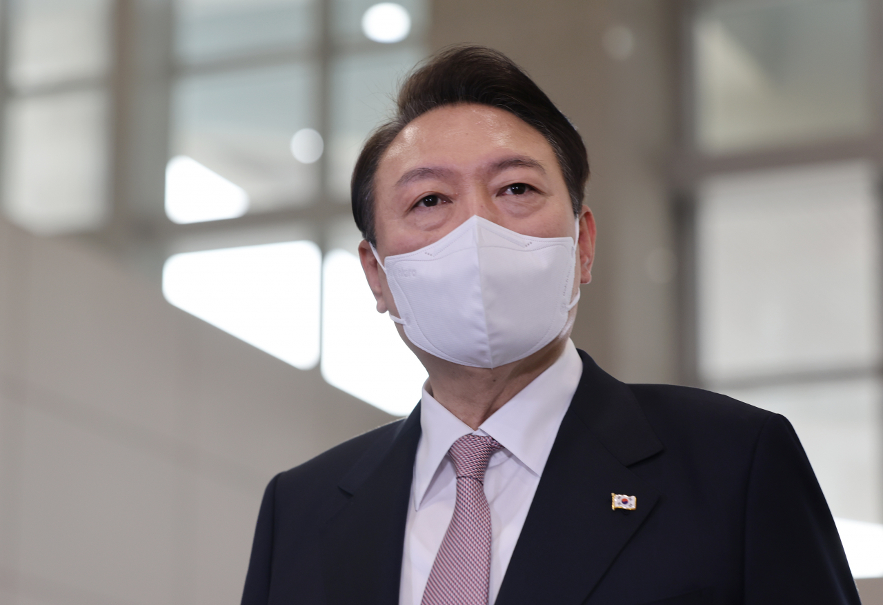 윤석열 대통령이 28일 오전 서울 용산 대통령실 청사로 출근, 현안과 관련해 발언을 하고 있다. [연합]