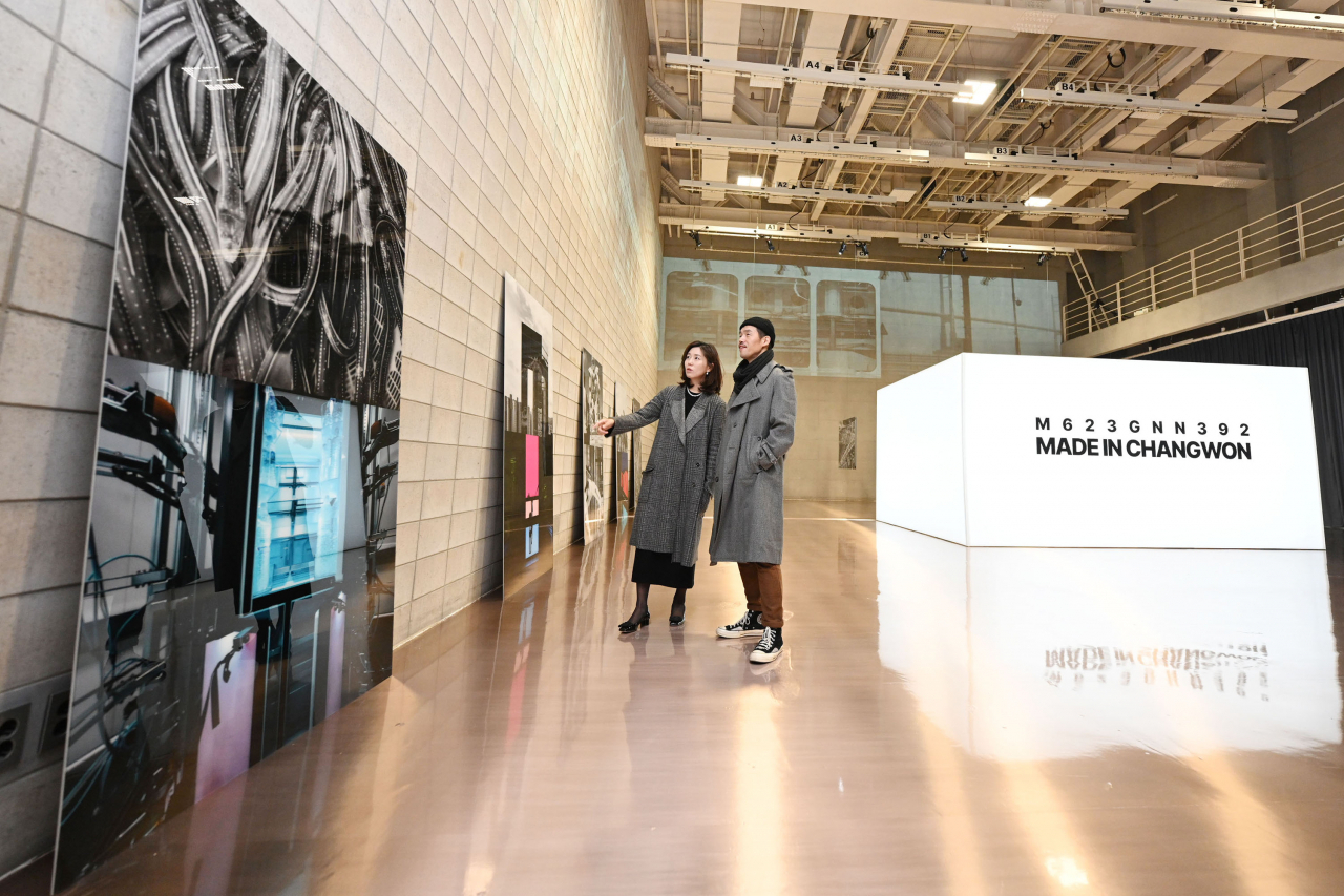 LG전자가 혁신적인 냉장고 신제품 ‘LG 디오스 오브제컬렉션 무드업(MoodUP)’ 출시를 기념해 서울 강남구 모스스튜디오에서 27일부터 3일간 사진전을 진행한다. 관람객이 사진을 살펴보고 있는 모습.[LG전자 제공]