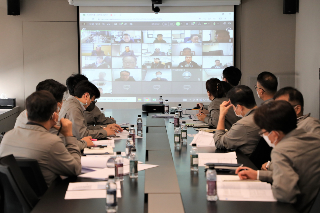 반도건설 관계자들이 지난 27일 ‘2022년 하반기 협력사 온택트 간담회’를 진행하고 있다. [반도건설 제공]