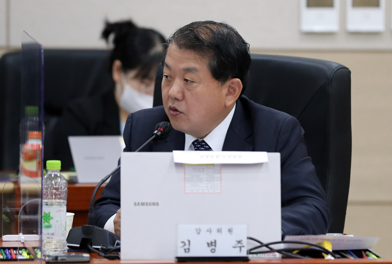 김병주 더불어민주당 의원이 지난 14일 경기도 용인시 지상작전사령부에서 열린 국회 국방위 국정감사에서 질의하고 있다. [연합]