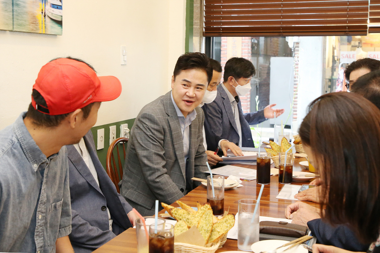 지역 소상공인과 간담회 진행 중인 오언석 도봉구청장. [도봉구 제공]