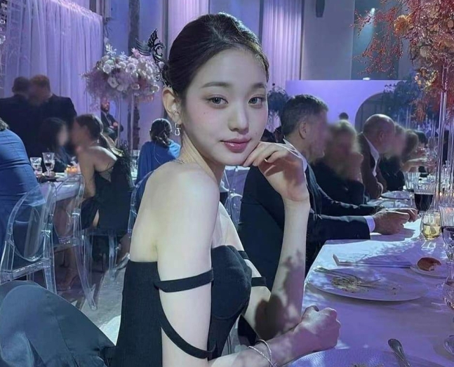 봉잠 착용한 장원영 [장원영 페이스북 캡처]