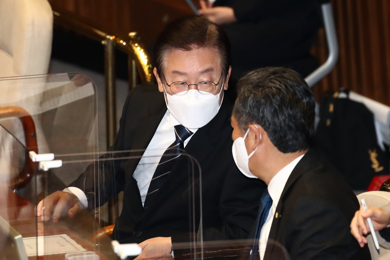더불어민주당 이재명 대표와 정청래 최고위원이 지난 27일 국회에서 열린 본회의에서 대화하고 있다. [사진=이상섭 기자]