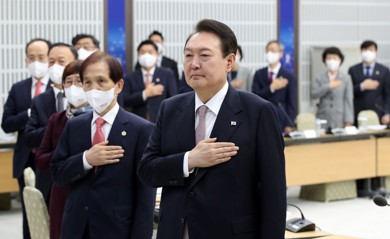 윤석열 대통령이 28일 오전 용산 대통령실 청사에서 열린 국가과학기술자문회의 전원회의에서 국기에 경례를 하고 있다. 연합뉴스