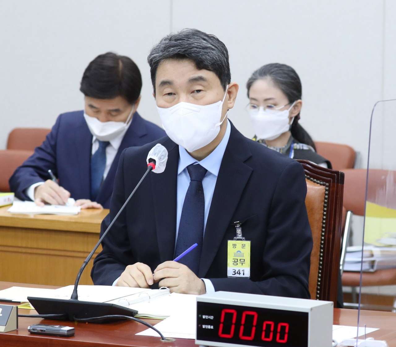 이주호 부총리 겸 교육부장관 후보자가 28일 오전 국회 교육위원회에서 열린 인사청문회에서 의사진행 발언을 경청하고 있다. [연합]