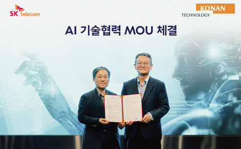 SKT는 국내 AI 기술기업 ‘코난테크놀로지’와 전략적 파트너십을 체결했다. 이상호(왼쪽) SKT CTO와 김영섬 코난테크놀로지 대표가 기념촬영을 하고 있다. [SKT 제공]