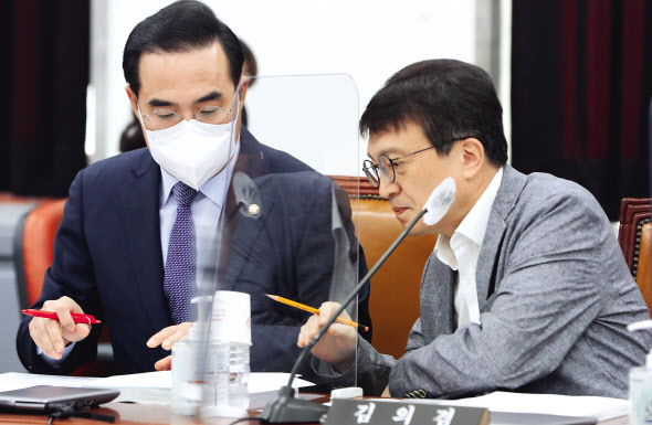 박홍근 더불어민주당 원내대표와 김의겸 의원이 28일 국회 정보위원회 국정감사에서 대화하고 있다. 이상섭 기자