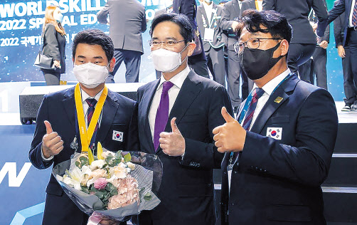 지난 10월 17일 경기도 고양시 킨텍스에서 열린 ‘2022 국제기능올림픽 특별대회 고양’폐회식에서 이재용 삼성전자 회장이 대한민국 국가대표 선수·운영진과 기념 촬영하고 있는 모습. [삼성전자 제공]