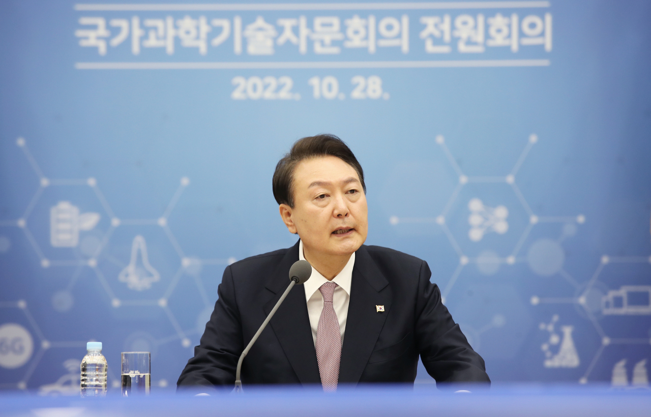윤석열 대통령이 28일 오전 용산 대통령실 청사에서 열린 국가과학기술자문회의 전원회의를 주재하고 있다. [연합]