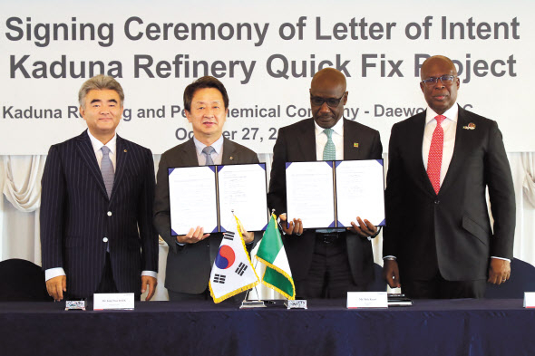 백정완 대우건설 사장과 멜레 키야리 나이지리아 국영석유회사(NNPC) CEO 가 지난 27일 서울 소공동 롯데호텔서울에서 카두나 정유시설 긴급보수공사 LOI(낙찰의향서)를 접수하고 기념촬영하고 있다. 왼쪽부터 정원주 중흥그룹 부회장, 백정완 사장, 멜레 키야리 CEO, 티미프레 실바 나이지리아 석유자원부 장관. [대우건설 제공]