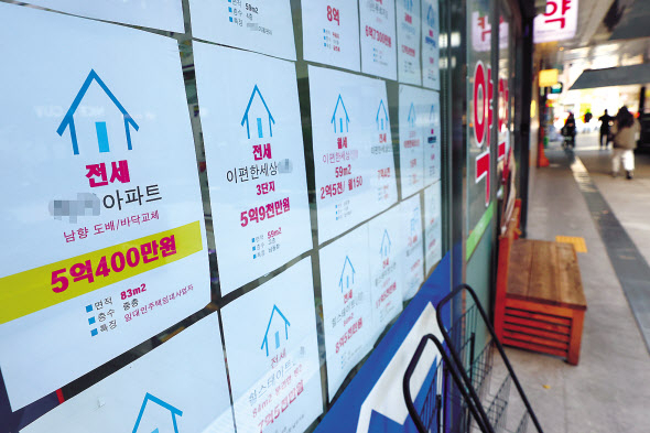 서울 시내의 한 부동산 중개업소에 전세 매물 정보가 붙어 있다. [연합]
