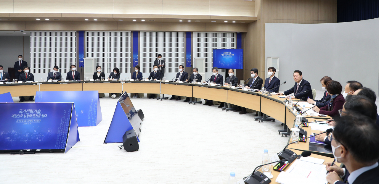 윤석열 대통령이 28일 오전 용산 대통령실 청사에서 열린 국가과학기술자문회의 전원회의를 주재하고 있다. [연합]