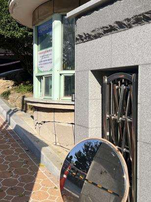 부서진 초등학교 정문. [연합뉴스 독자제공]