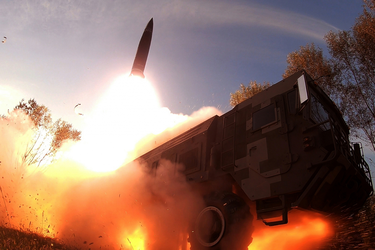 북한은 28일 강원도 통천 일대에서 동해상으로 단거리 탄도미사일(SRBM) 2발을 발사했다. 북한 조선인민군 전술핵운용부대의 군사훈련 모습. [평양 노동신문=뉴스1]