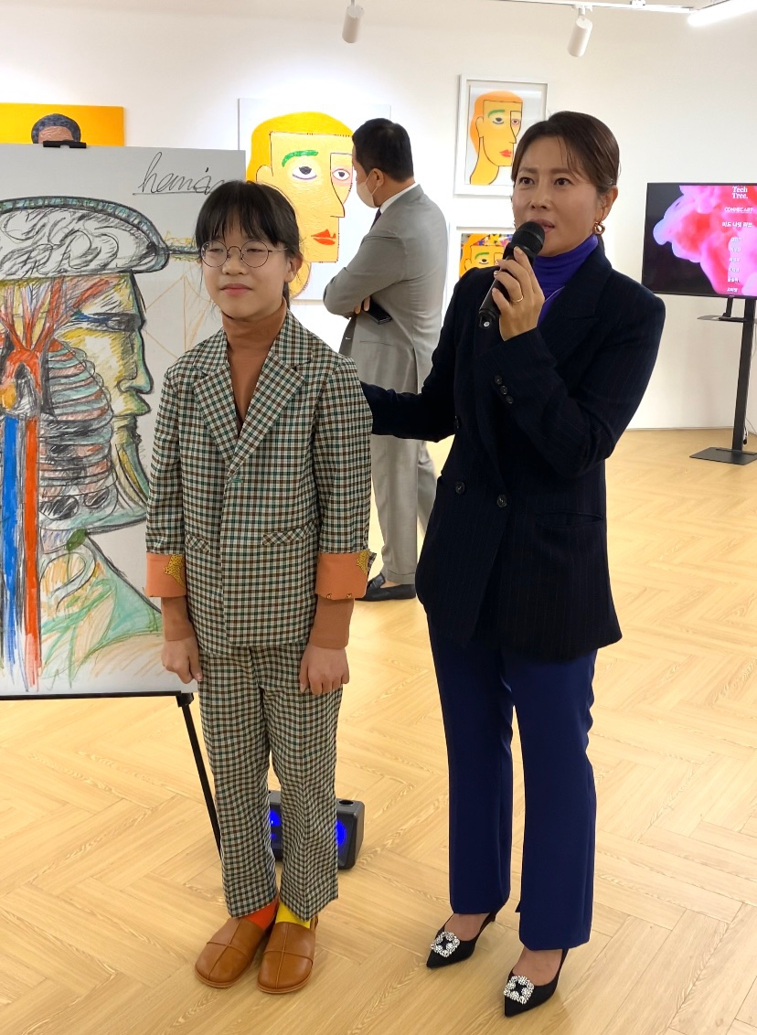 ArtTechTree CEO Yoo Seo-yeon introduces "painting prodigy" Kim Ha-min to the audience at the exhibition "Midnightluv" on Thursday. (Lim Jae-seong/The Korea Herald)