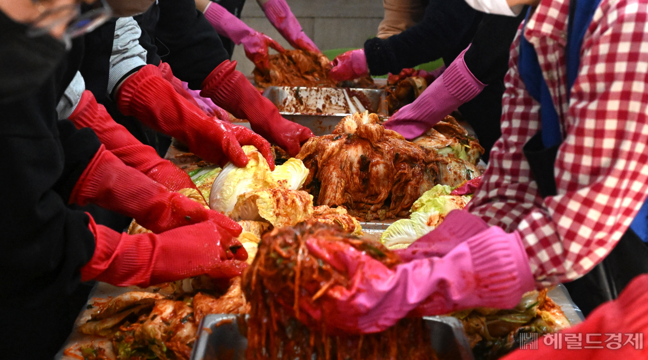 복권위원회 동행복권 김장담그기 및 나눔 행사가 지난 27일 서울 관악구 두리하나 국제학교에서 열려 참석자들이 함께 봉사활동을 하고 있다. [임세준 기자]