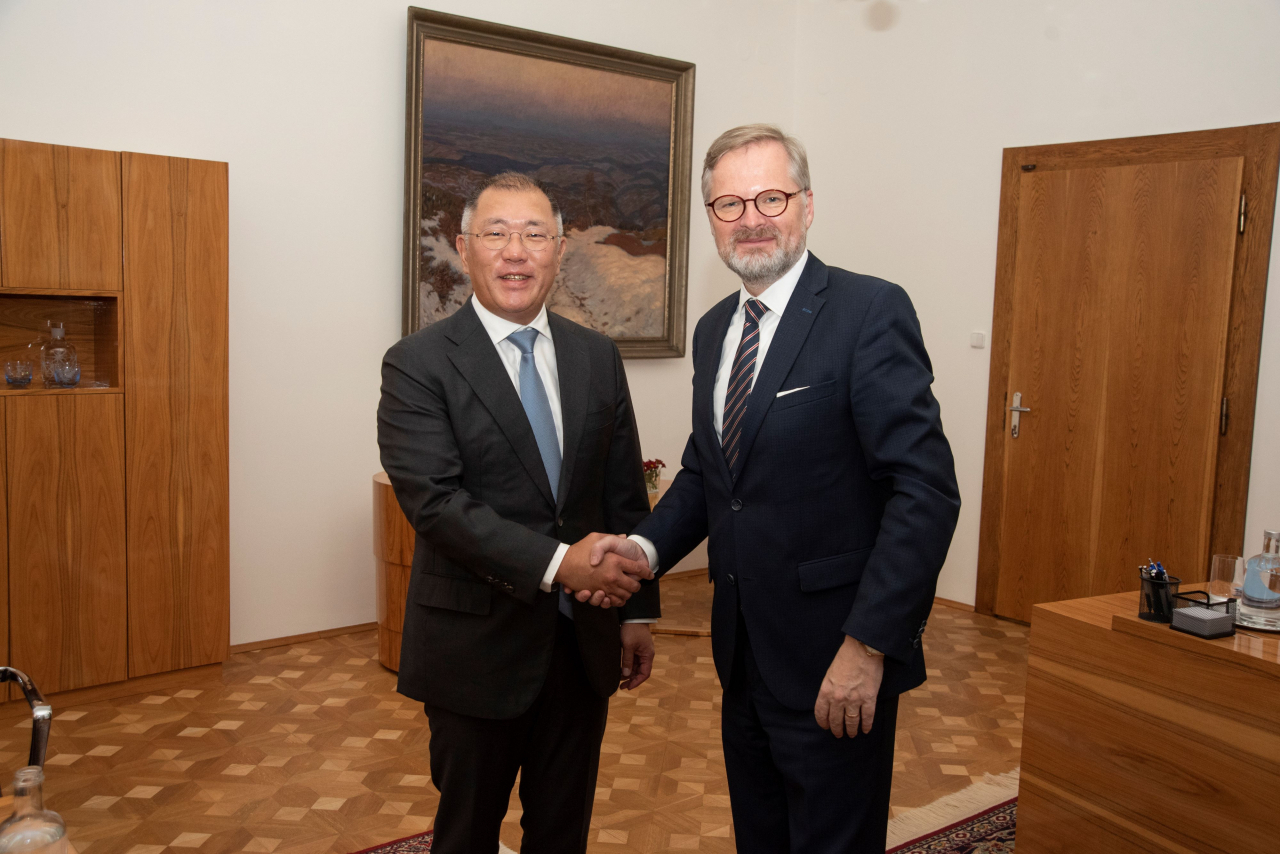 Hyundai Motor Group Chairman Chung Euisun (left) and Prime Minister of Czech Republic Petr Fiala pose for a photo after holding talks on Busan’s bid to host the 2030 World Expo and on the electrification of the carmaker's manufacturing plant in the Czech Republic on Thursday. (Hyundai Motor Group)