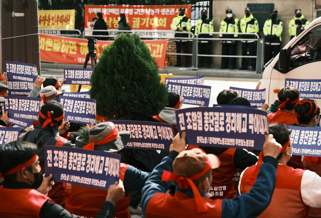 전국화학노조 산하 푸르밀 노조가 지난 26일 서울 영등포구 푸르밀 본사 앞에서 푸르밀 정리해고 규탄 결의대회를 열고 정리해고 철회를 촉구하고 있다. [연합]