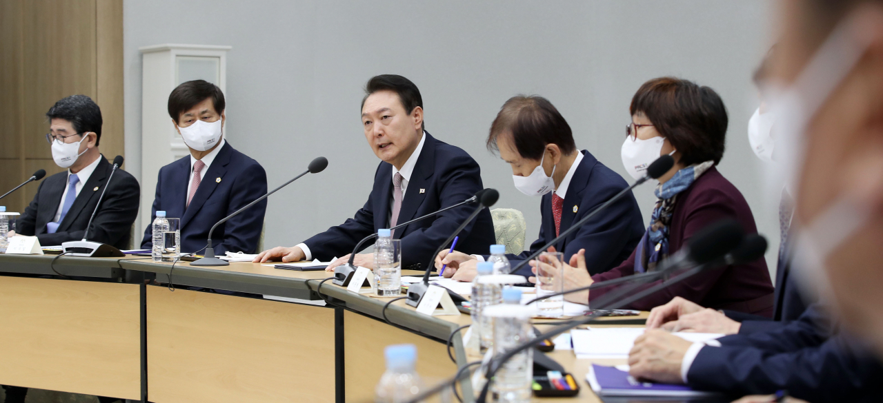 윤석열 대통령이 28일 오전 용산 대통령실 청사에서 열린 국가과학기술자문회의 전원회의를 주재하고 있다. [연합]