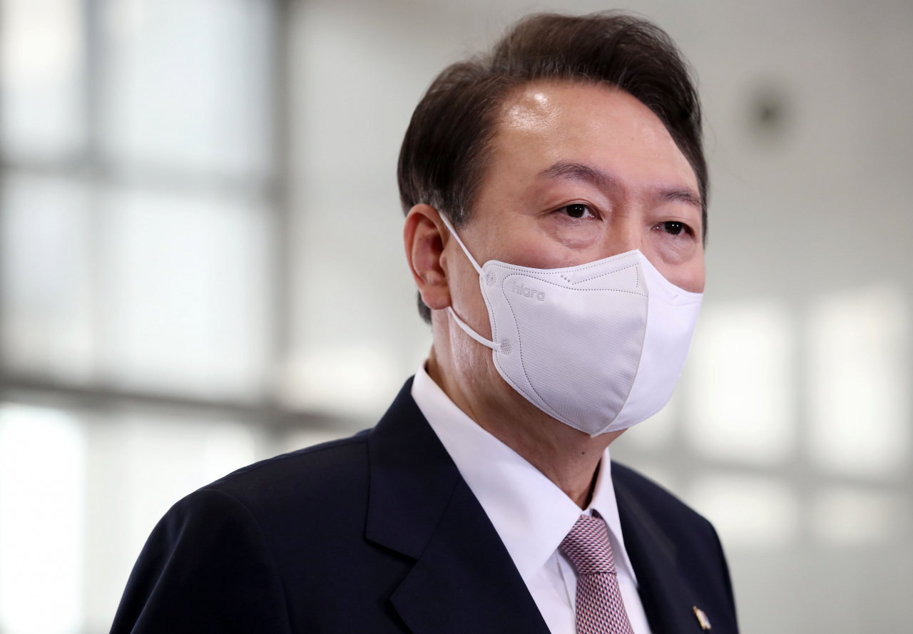 윤석열 대통령이 28일 오전 서울 용산 대통령실 청사로 출근, 야권발 ‘한동훈 술자리’ 의혹 등과 관련한 취재진의 질문에 답하고 있다. [연합]