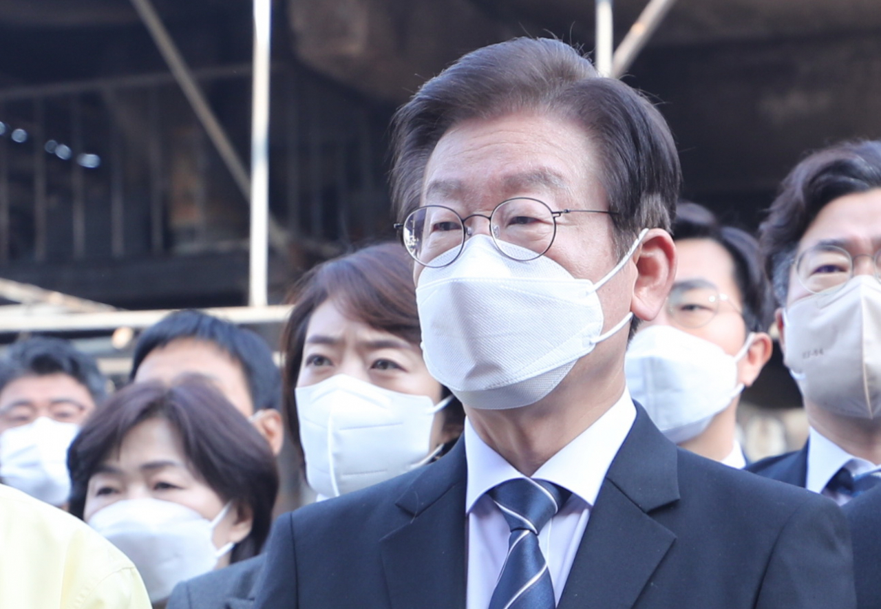 28일 오전 더불어민주당 이재명 대표가 대구 북구 매천동 농수산물 도매시장 화재 현장을 방문하고 있다. [연합]
