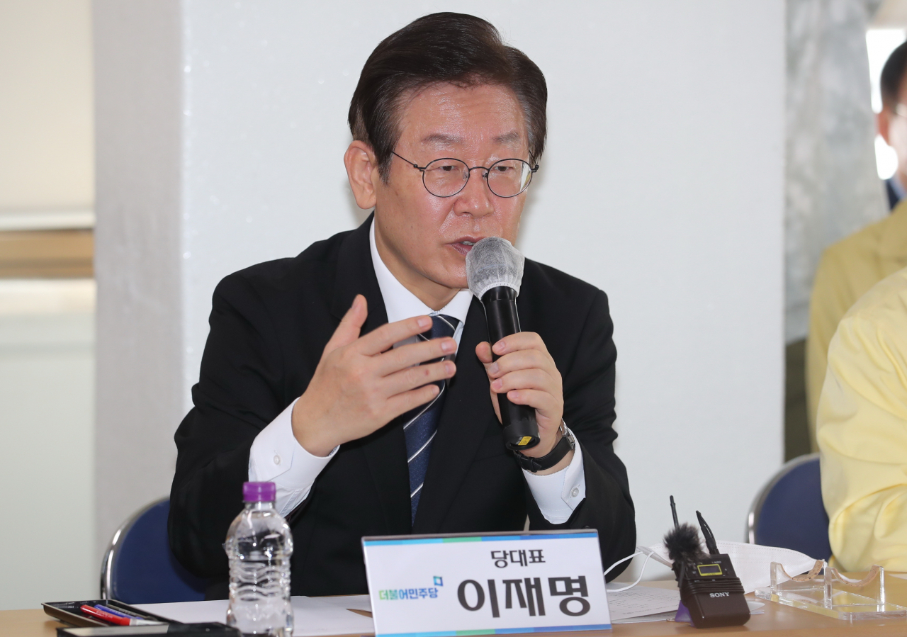 더불어민주당 이재명 대표가 28일 오전 대구 북구 매천동 농수산물 도매시장 관리사무소 건물 5층에서 진행된 화재 피해 상인들과의 간담회에서 발언하고 있다. [연합]