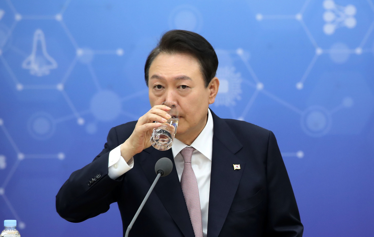 윤석열 대통령이 28일 오전 용산 대통령실 청사에서 열린 국가과학기술자문회의 전원회의에 참석, 물을 마시고 있다. [연합]