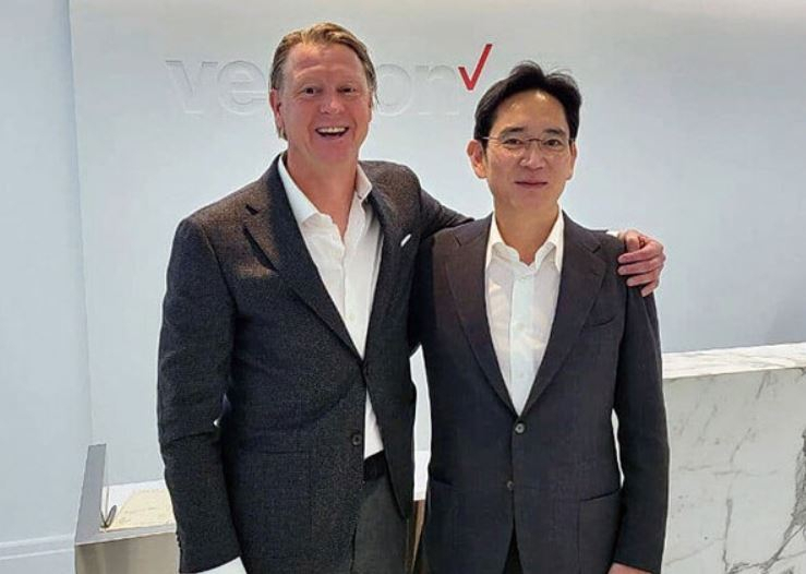 이재용(오른쪽) 삼성전자 회장이 지난해 11월 17일(현지시각) 미국 뉴저지주 버라이즌 본사에서 한스 베스트베리 최고경영자(CEO)와 만나 기념 촬영을 하고 있다. [삼성전자 제공]