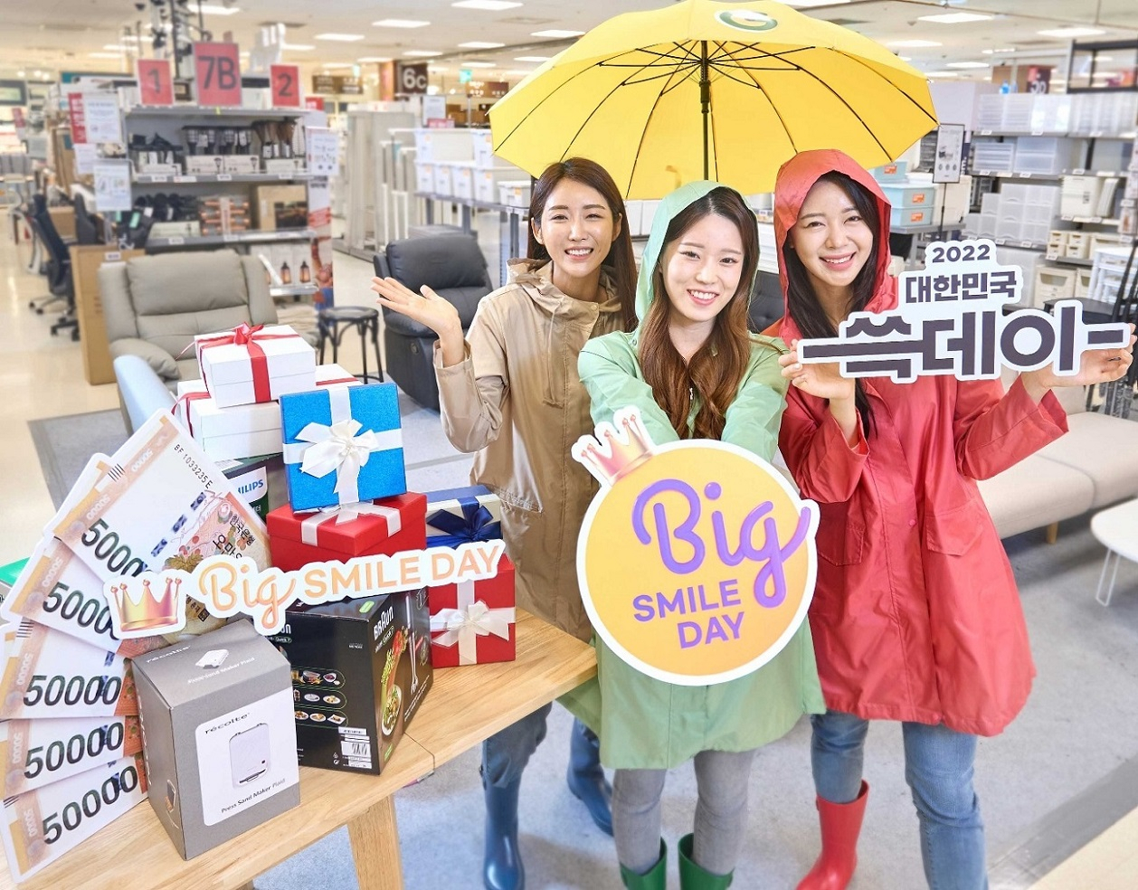 이마트 성수점에서 모델들이 ‘빅스마일데이X쓱데이’ 오픈을 알리고 있다. G마켓과 SSG닷컴은 오는 31일부터 11월 11일까지 12일간 ‘생활비가 내리다’는 슬로건 아래 신세계 온라인 채널 할인 행사를 일원화해 국내 최대 규모 쇼핑 축제를 진행한다.[신세계 제공]