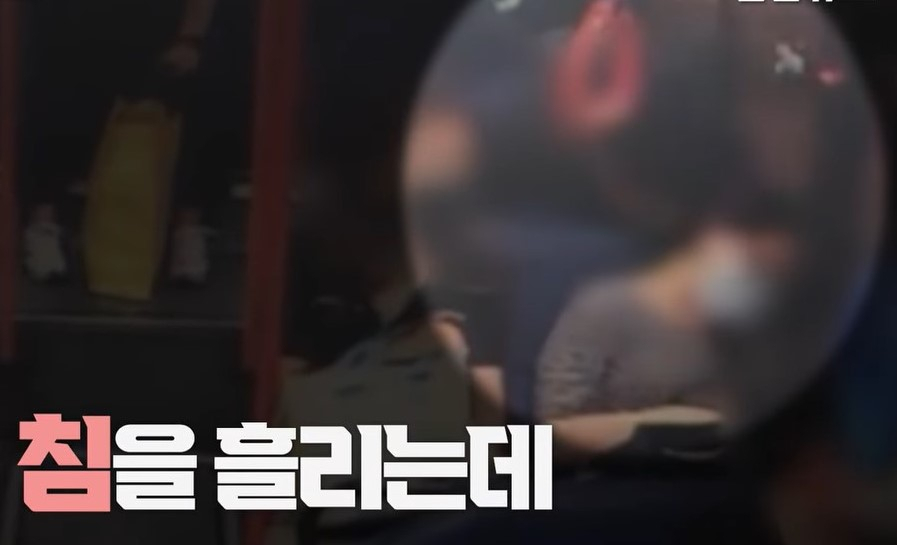 한 시내버스에서 뒷자석에 앉은 남성이 잠든 여성 승객의 목에 침을 흘리는 모습. [연합뉴스]