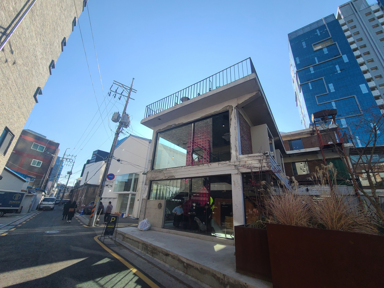 성수동의 임대료 상승세가 가파르다. 29일 한국부동산원 ‘상업용부동산 임대동향조사’에 따르면 뚝섬(성수) 일대 중대형 상가 임대료는 올해 3분기 4만 3700원(㎡당)인 것으로 나타났다. 그 전 2분기 4만 900원보다 3개월만에 6% 가량 늘어난 액수다. 사진은 성수동 한 카페. 과거 공장을 골조는 그대로 유지한 채 리모델링했다. [헤럴드경제DB]