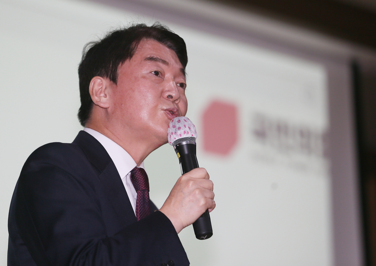 당권 도전을 선언한 안철수 의원이 29일 제주벤처마루에서 국민의힘 제주도당 당원 연수 특강을 하고 있다. [연합]