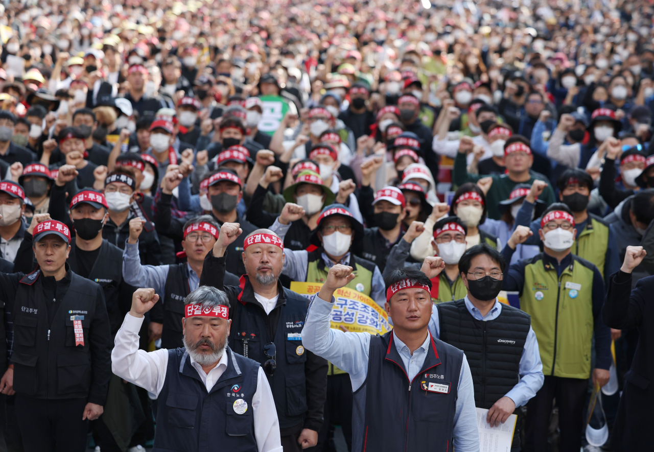 29일 서울시의회 앞에서 양대노총 공공부문 노동조합 공동대책위원회 주최로 열린 '공공노동자 총력 결의대회'에서 민주노총 양경수 위원장(앞줄 오른쪽)과 한국노총 김동명 위원장이 구호를 외치고 있다. 이들은 윤석열 정부의 공공기관 민영화와 구조조정을 규탄하고, 공공부문의 공공성 강화를 주장했다. [연합]