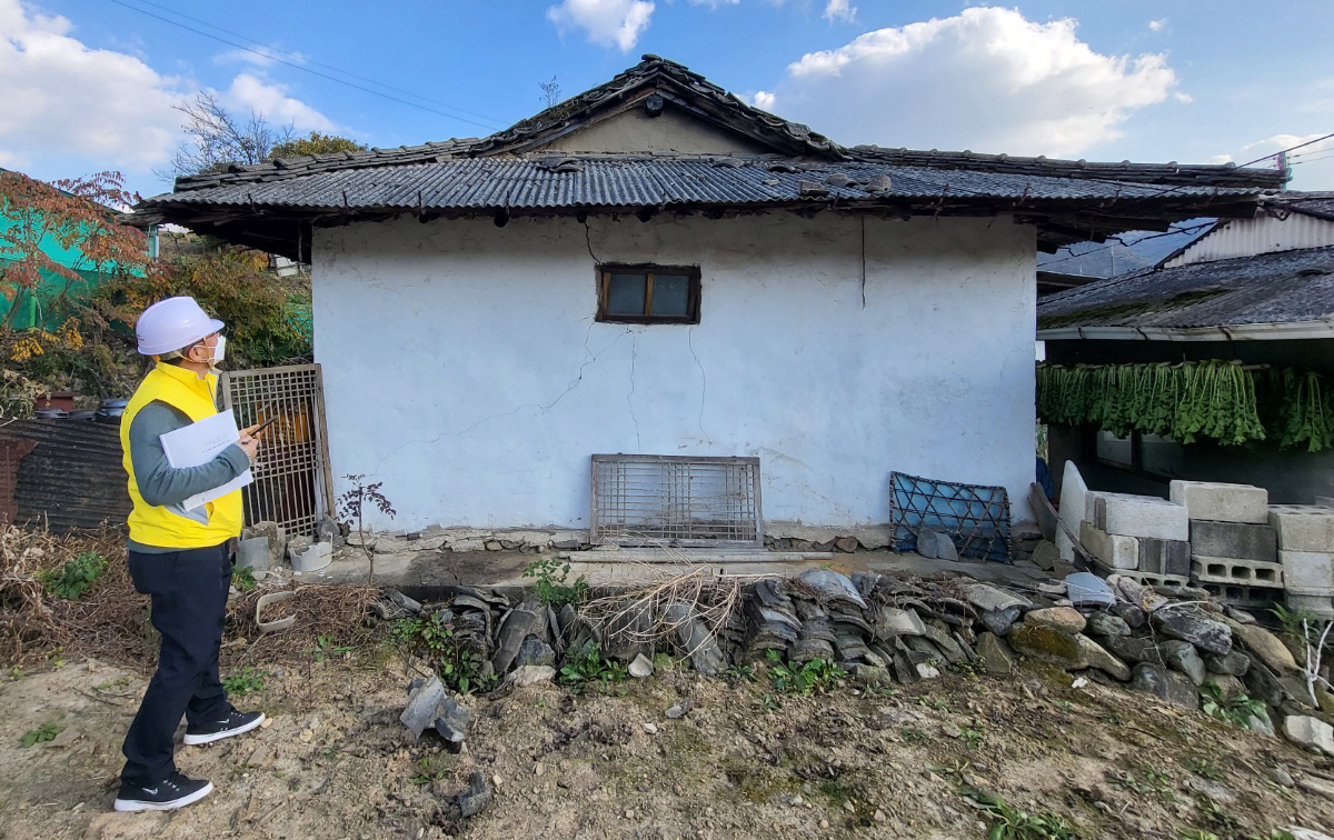 규모 4.1의 지진이 발생한 29일 충북 괴산군 장연면 장암리 한 주택에서 기와가 떨어졌다는 주민 신고가 접수돼 괴산군청 관계자들이 현장 점검을 하고 있다. [연합]