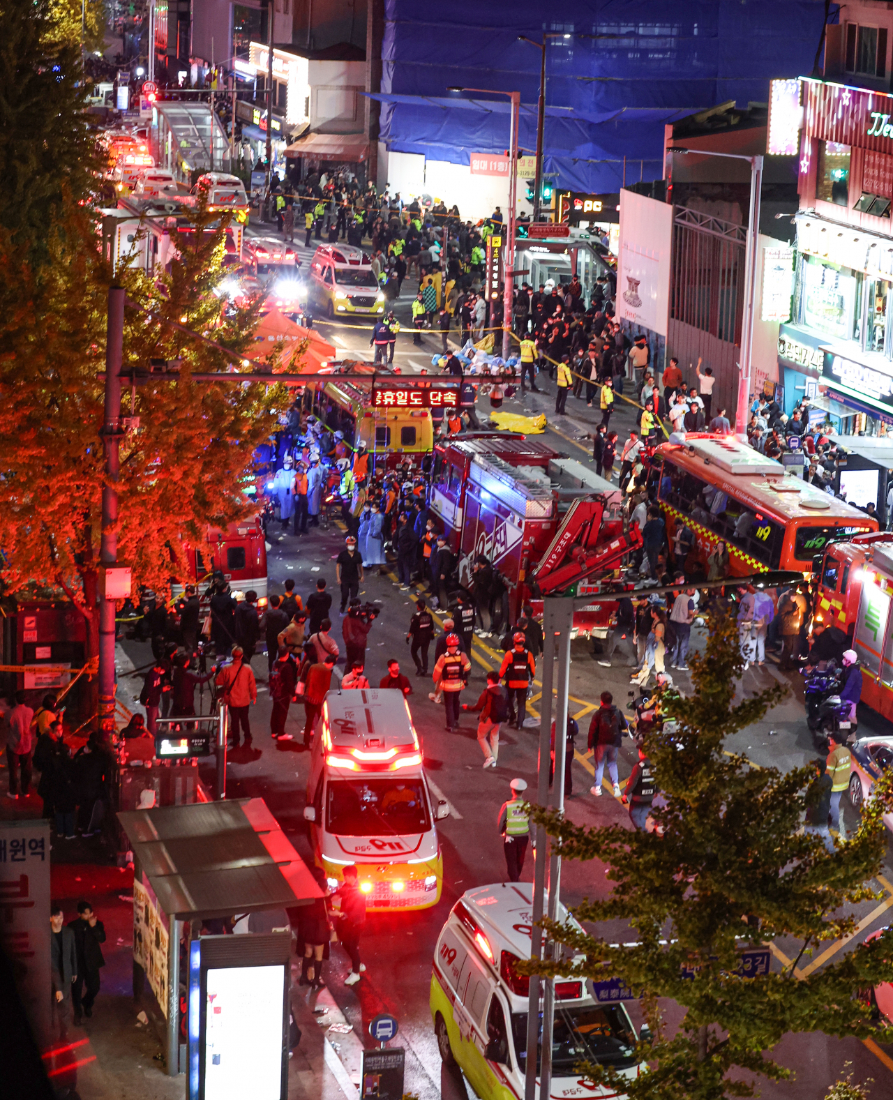 29일 오후 서울 용산구 이태원동 일대에 핼러윈을 맞이해 인파가 몰리면서 대규모 인명사고가 발생했다. 30일 오전 출동한 119 구조대원들이 희생자들을 분류하고 있다. 이날 소방당국에 신고된 구조신고는 81건, 심정지 상태인 환자는 약 50명으로 알려졌다. [연합]