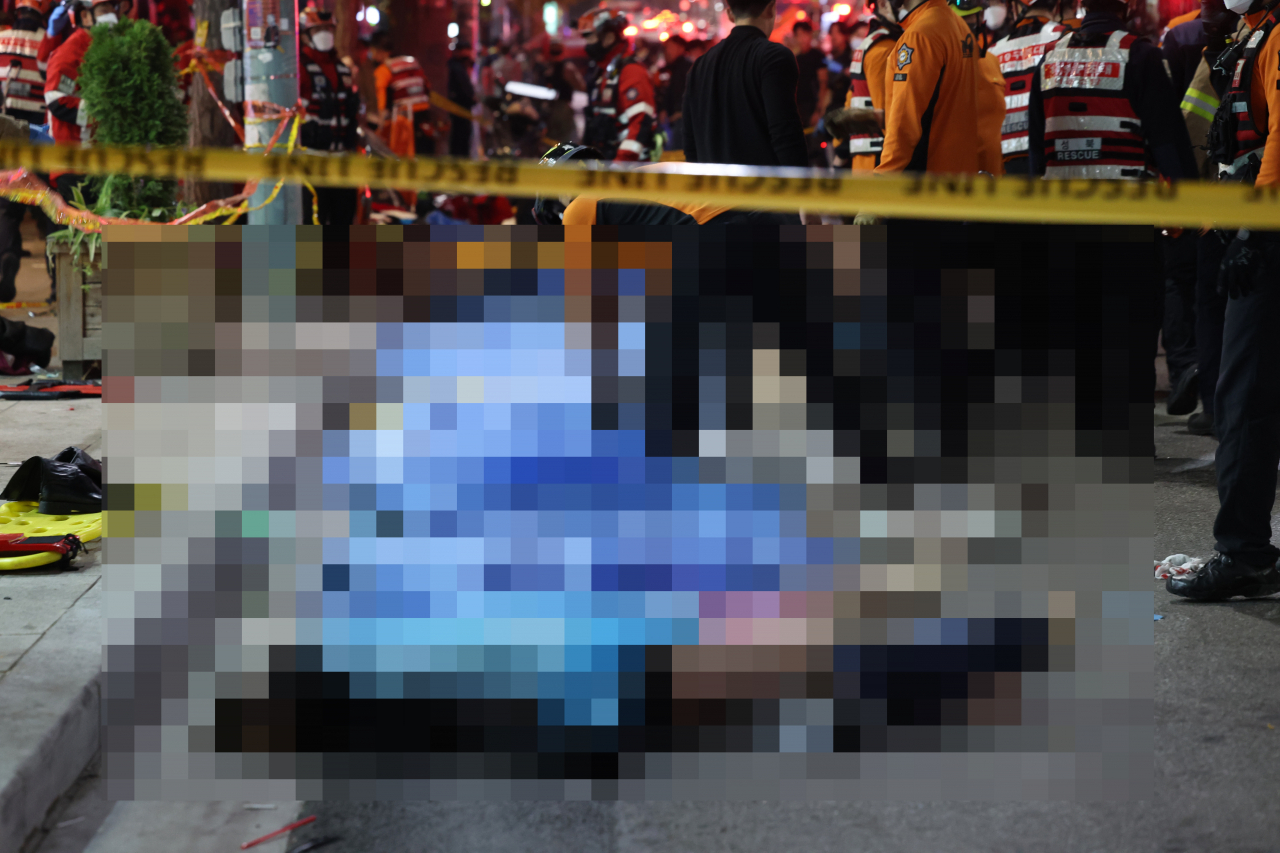 지난 29일 오후 서울 용산구 이태원동 일대에 핼러윈을 맞아 인파가 몰려 사고가 발생, 소방대원들이 구조활동을 하고 있다. [연합]