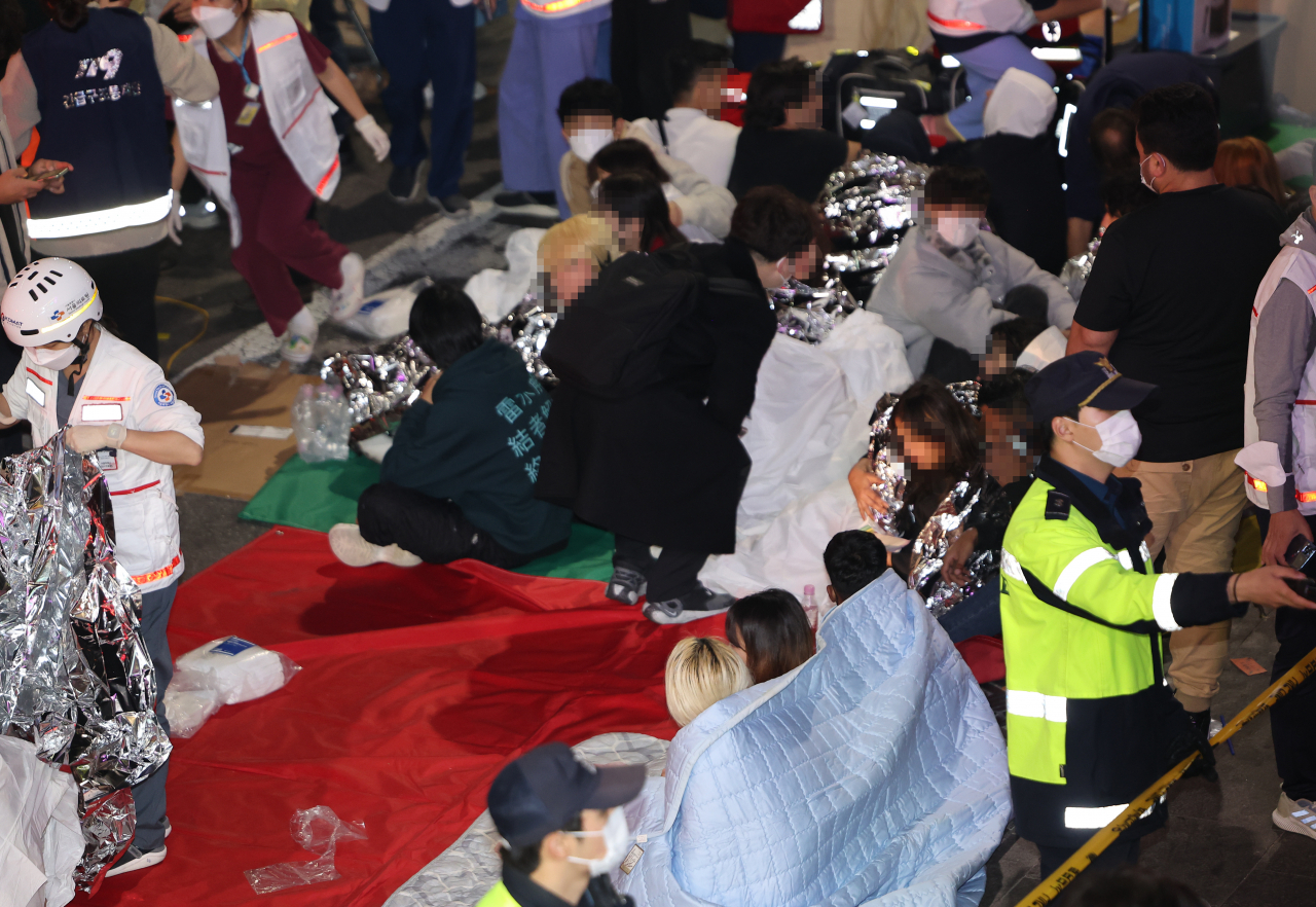 지난 29일 오후 서울 용산구 이태원동 일대에 핼러윈을 맞아 인파가 몰려 사고가 발생했다. 30일 새벽 부상자들이 병원 이송을 기다리고 있다. [연합]