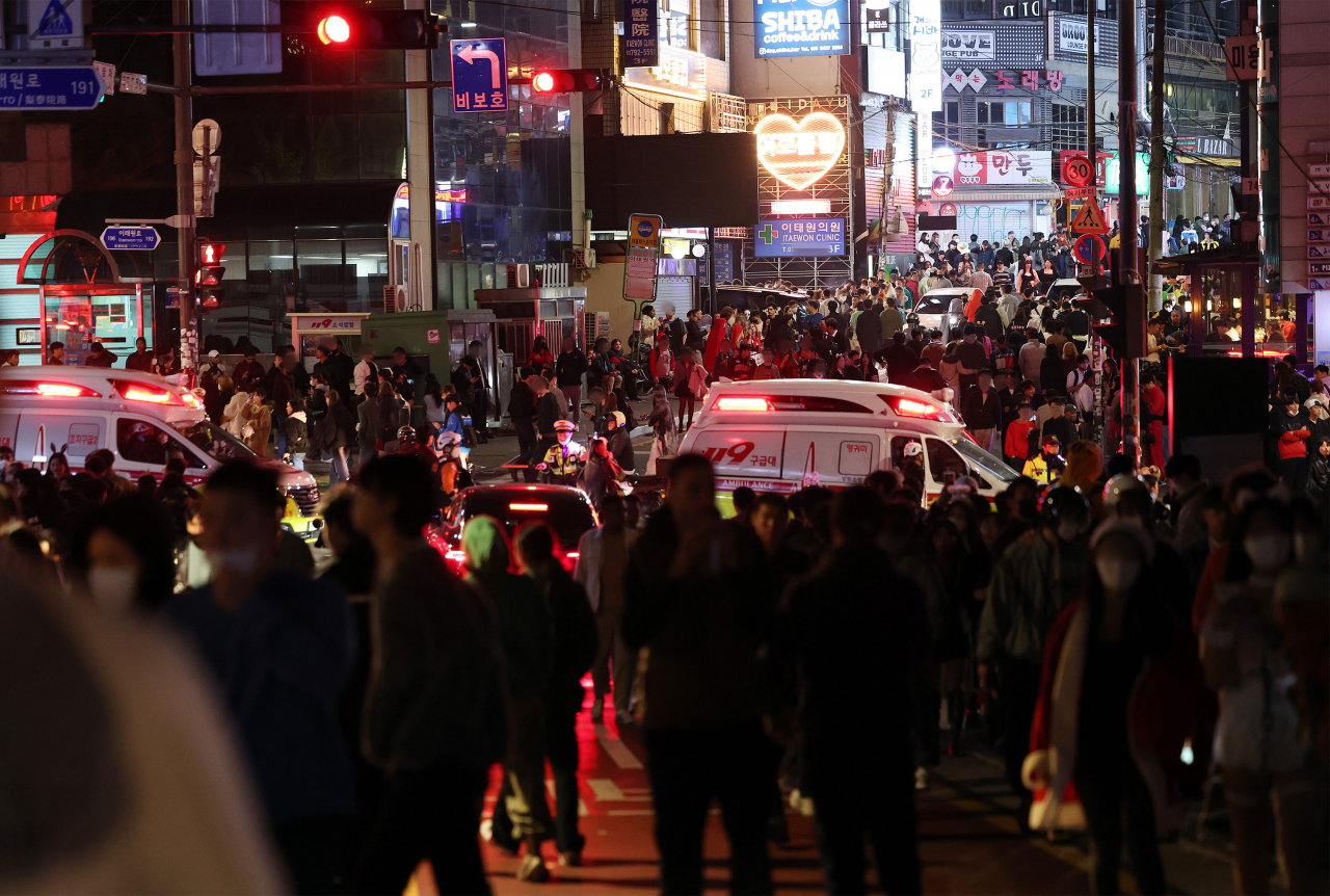 30일 오전 서울 용산구 이태원 핼러윈 인명사고 현장 인근으로 구급차가 향하고 있다. [연합]