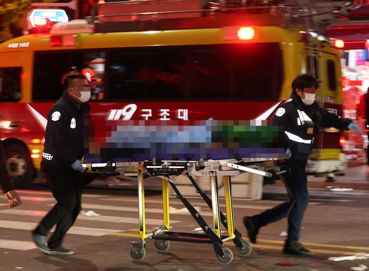 Authorities respond to the tragedy at Itaewon, central Seoul on Saturday. (Yonhap)