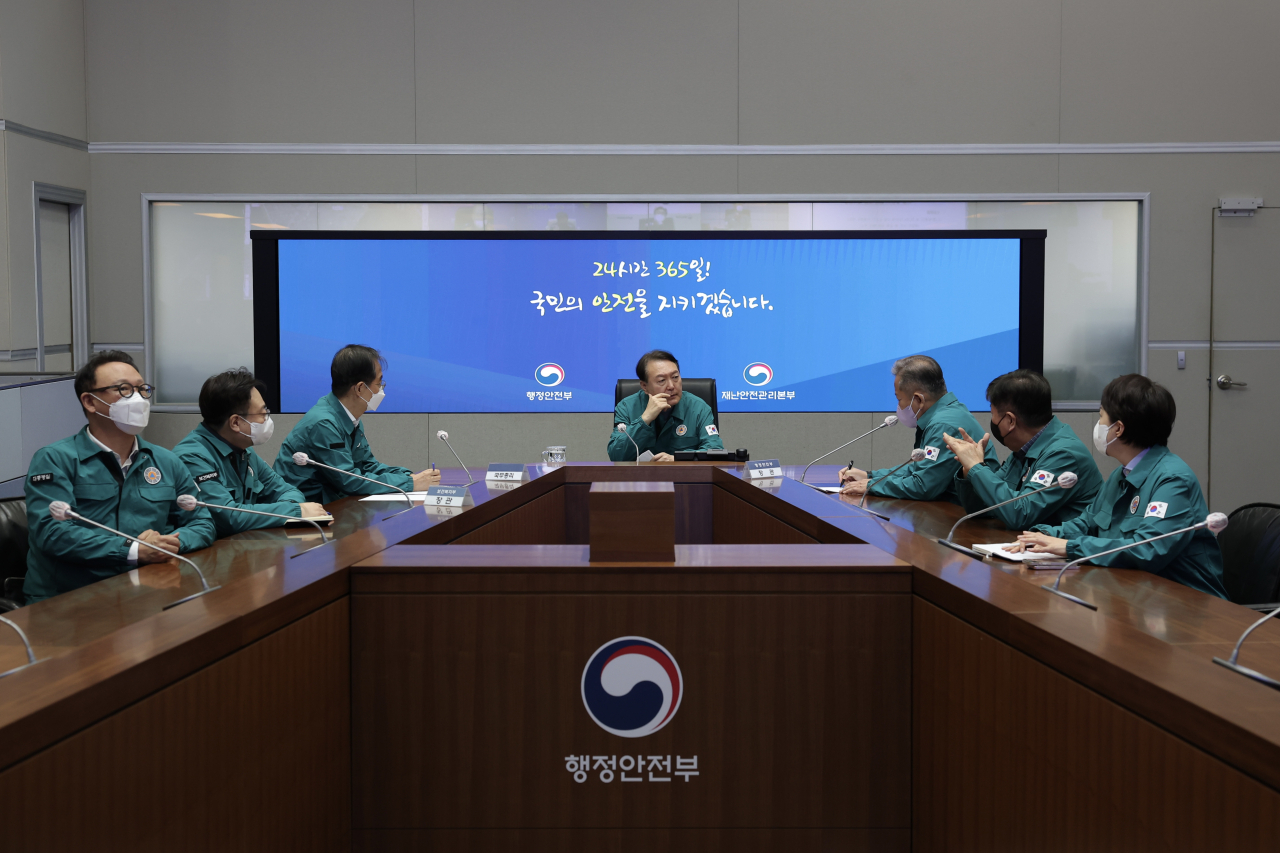 윤석열 대통령이 이태원 핼러윈 인명사고 관련 30일 오전 서울 세종로 정부서울청사 중앙재난안전상황실에서 긴급 상황점검회의를 주재하고 있다. [연합]