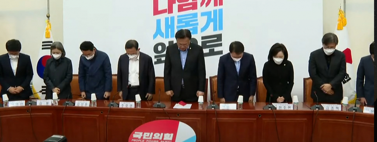 정진석 국민의힘 비상대책위원장 등 지도부가 30일 오전 국회 본청에서 긴급 비상대책회의 모두발언을 마친 뒤 묵념을 하고 있다. [국민의힘]
