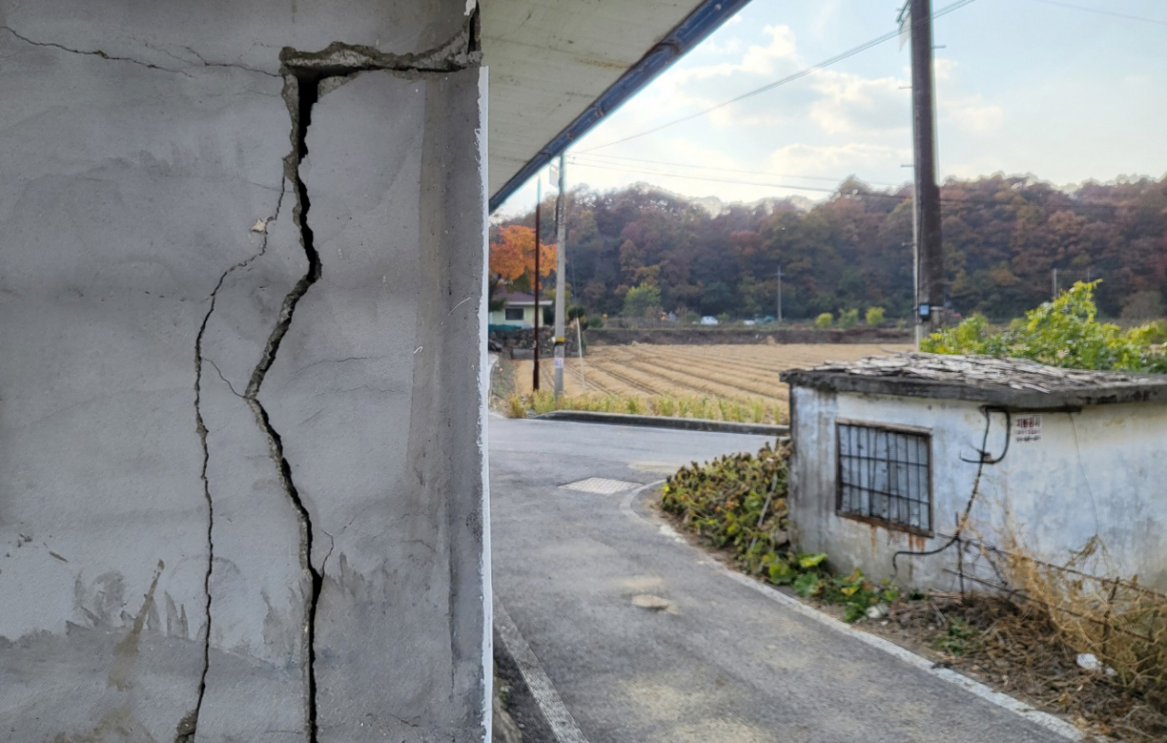 규모 4.1의 지진이 발생한 29일 충북 괴산군 장연면 장암리 한 주택 담벼락이 갈라졌다는 주민 신고가 접수됐다. 사진은 금이 간 담벼락의 모습. [연합]