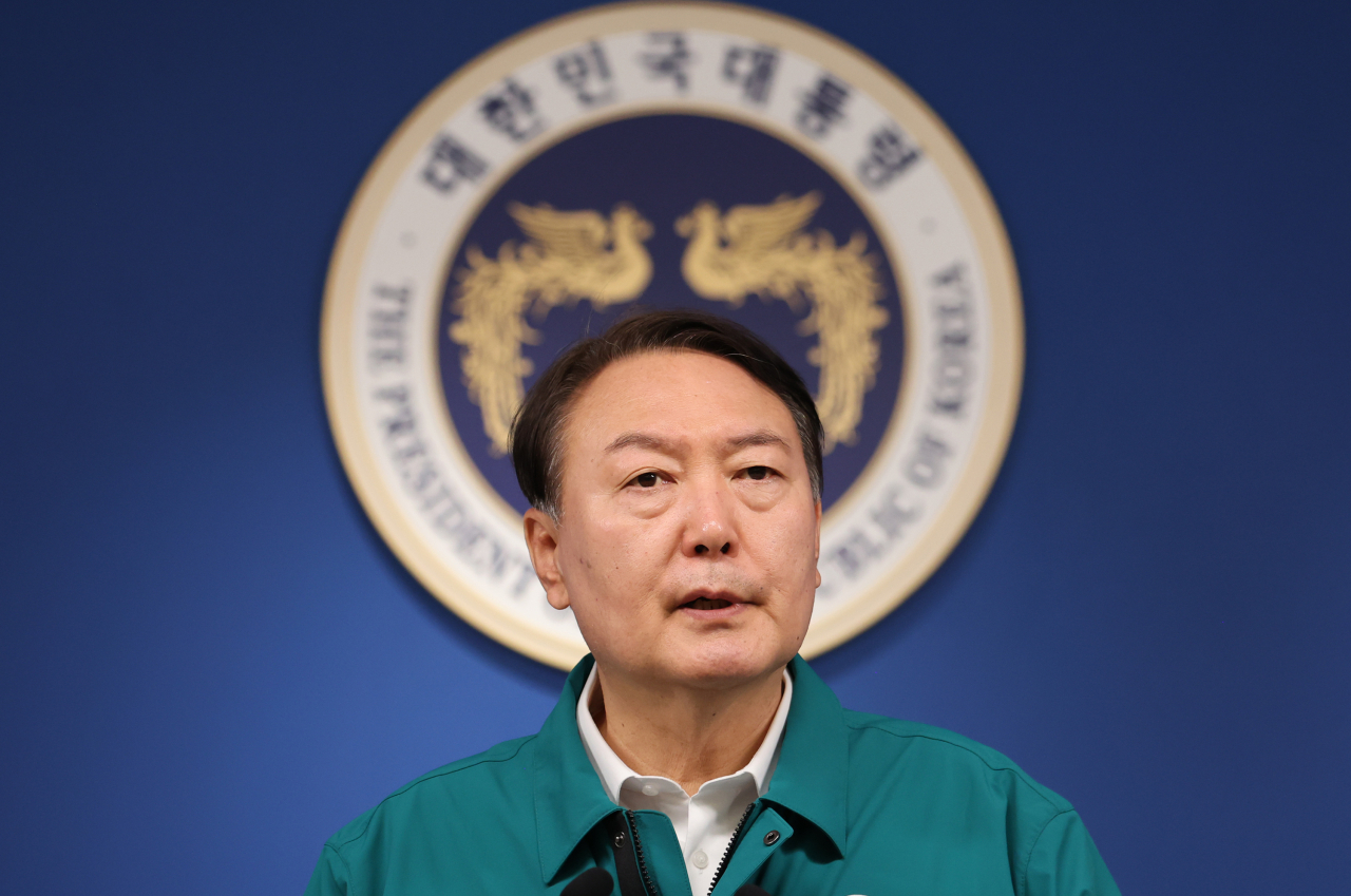 윤석열 대통령이 30일 오전 용산 대통령실 청사 브리핑룸에서 '이태원 핼러윈 참사'와 관련 대국민 담화를 발표하고 있다. [연합]