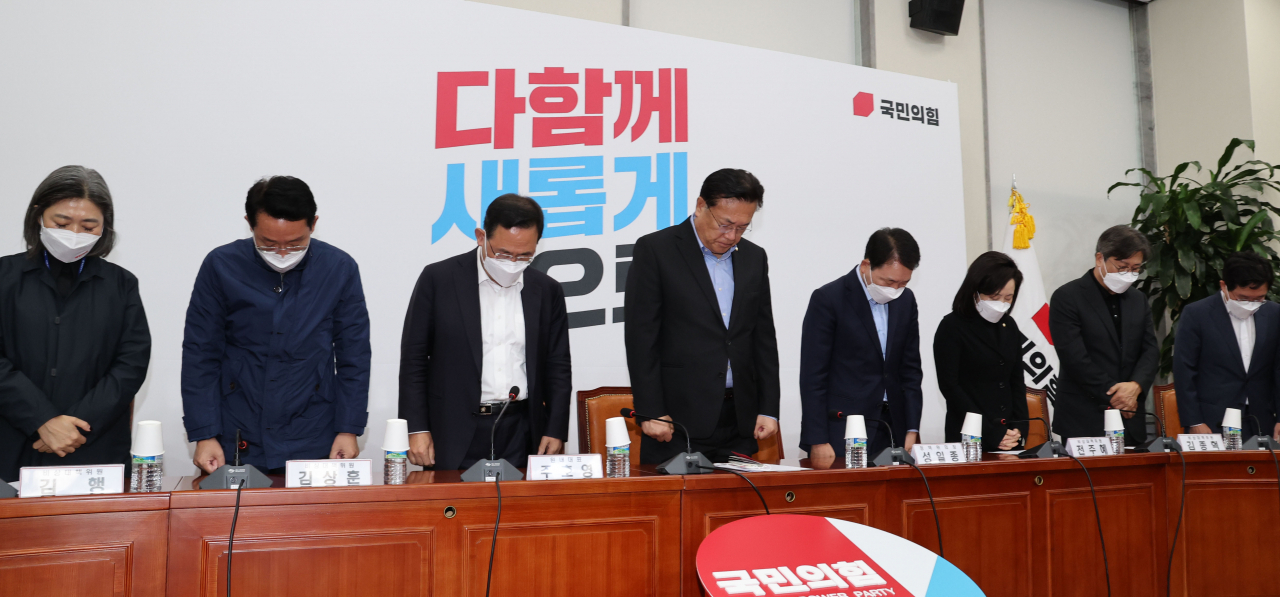 정진석 국민의힘 비상대책위원장과 비대위원들이 30일 오전 서울 여의도 국회에서 열린 이태원 사고 관련 긴급 비상대책위원회의에서 희생자들의 명복을 비는 묵념을 하고 있다. [연합]