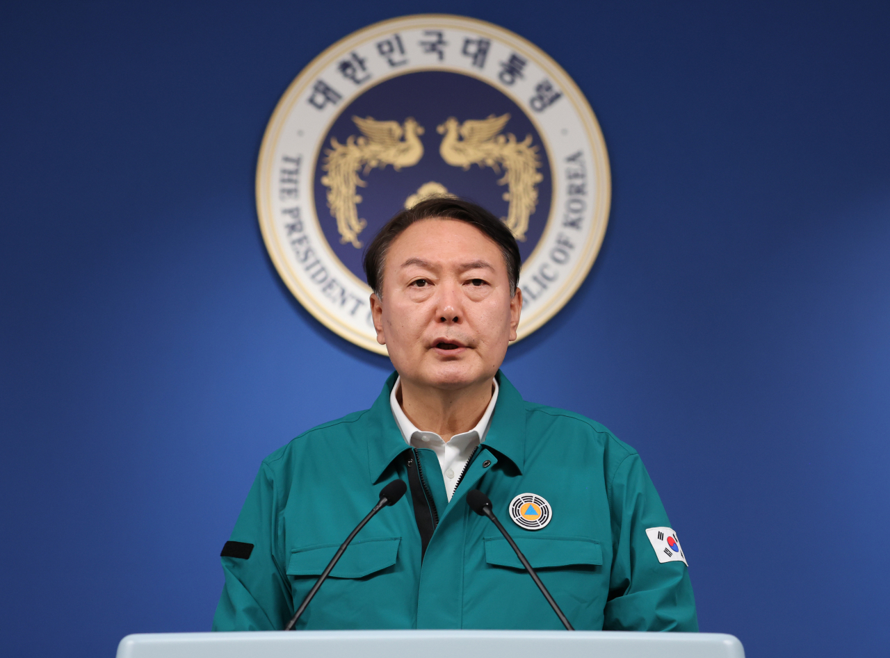 윤석열 대통령이 30일 오전 서울 용산 대통령실 청사 브리핑룸에서 '이태원 핼러윈 참사'와 관련 대국민 담화를 발표하고 있다. [연합]