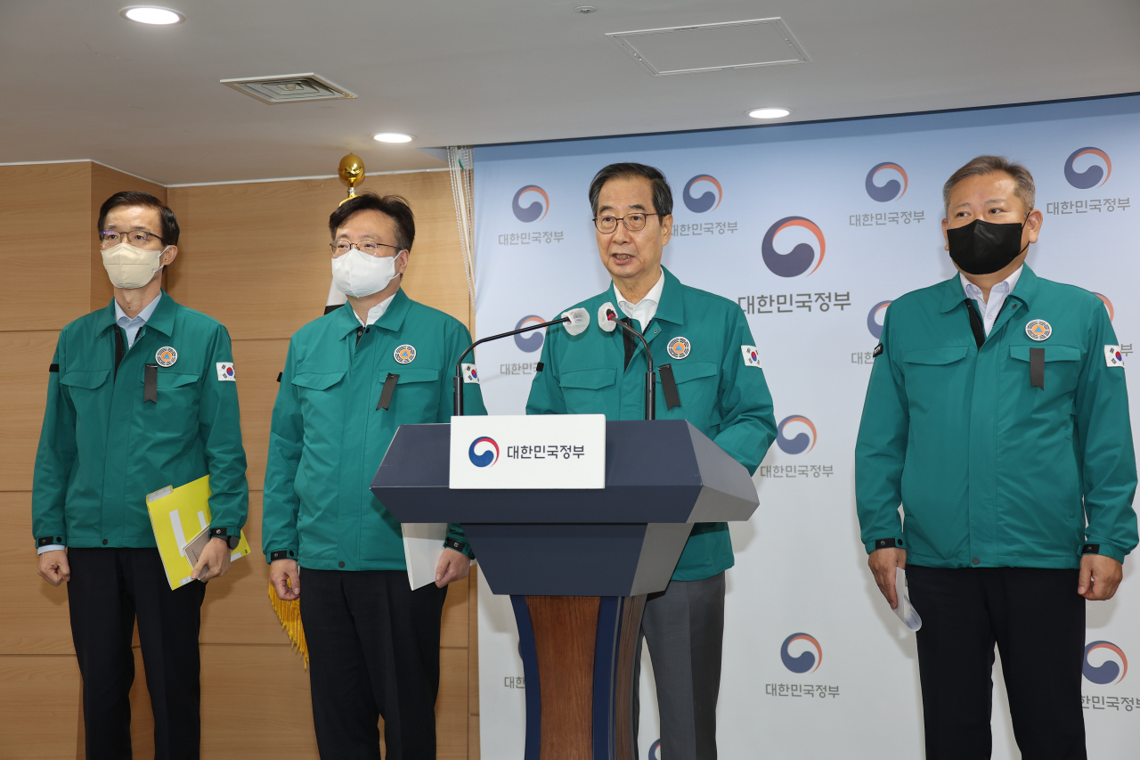 한덕수 국무총리가 30일 정부서울청사 브리핑실에서 검은 리본을 가슴에 달고 '이태원 압사 참사'와 관련, 브리핑하고 있다. [연합]
