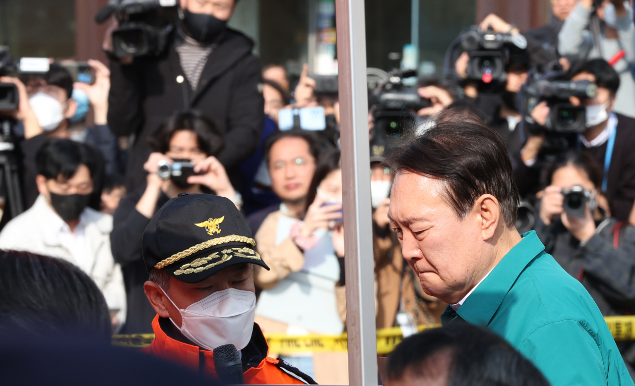 윤석열 대통령이 30일 서울 용산구 이태원동 '핼러윈 인파' 압사 사고 현장을 둘러보고 있다. [연합]